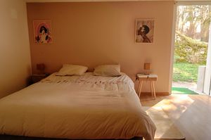 Une grande chambre en rez-de-chaussée pour un séjour confortable