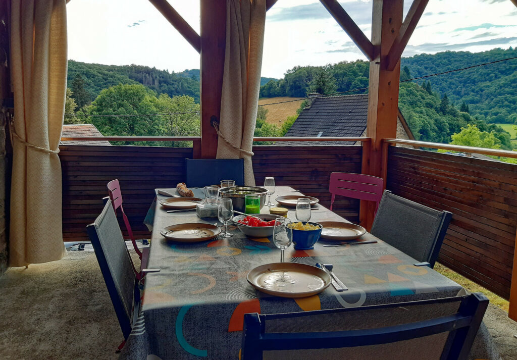 Manger sur la terrasse