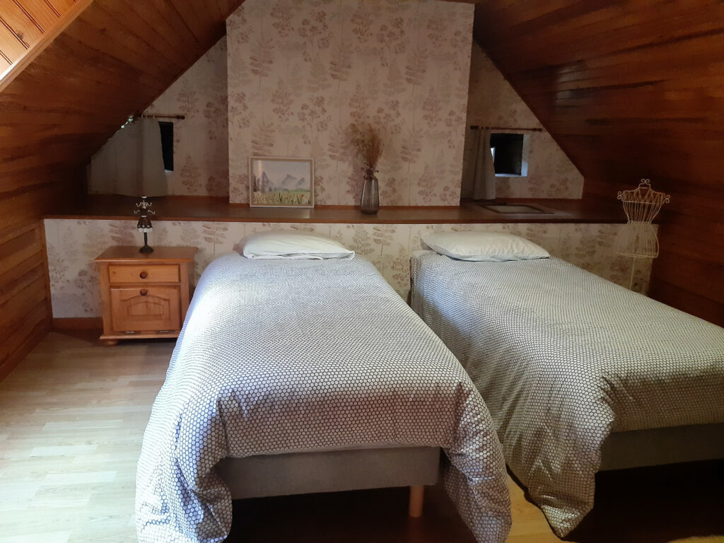 Chambre avec deux lits