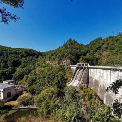 Barrage sur la rivière la Dordogne